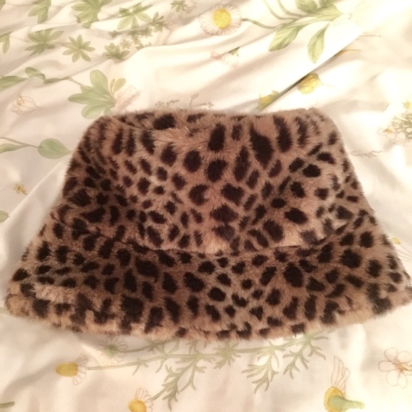 fluffy leopard print bucket hat